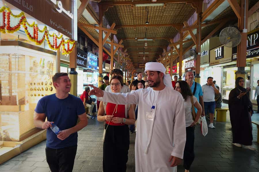 Dubai: Premium Old Town, Street Food, Souks & Boat Ride Tour - Al Souq Al Kabeer and a useful pause
