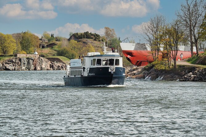 Ferry to Suomenlinna Fortress Island - Arriving at the center of Suomenlinna