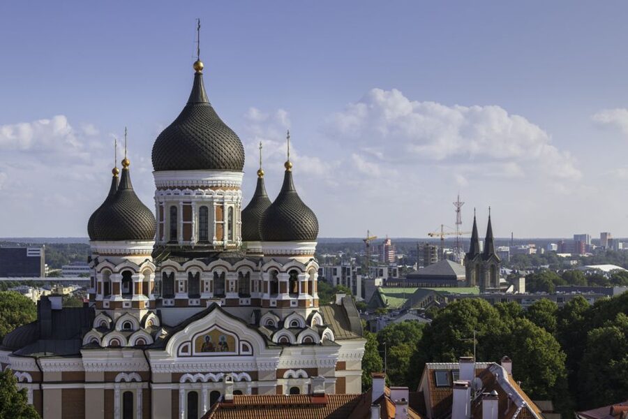 From Helsinki: Tallinn with Round-Trip Ferry & Guided Tour - Medieval defenses and Kiek in de Kök