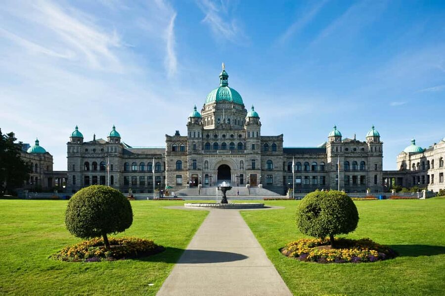 From Vancouver: Full-Day Victoria Tour with Ferry Ticket - One hour among the Butchart Gardens