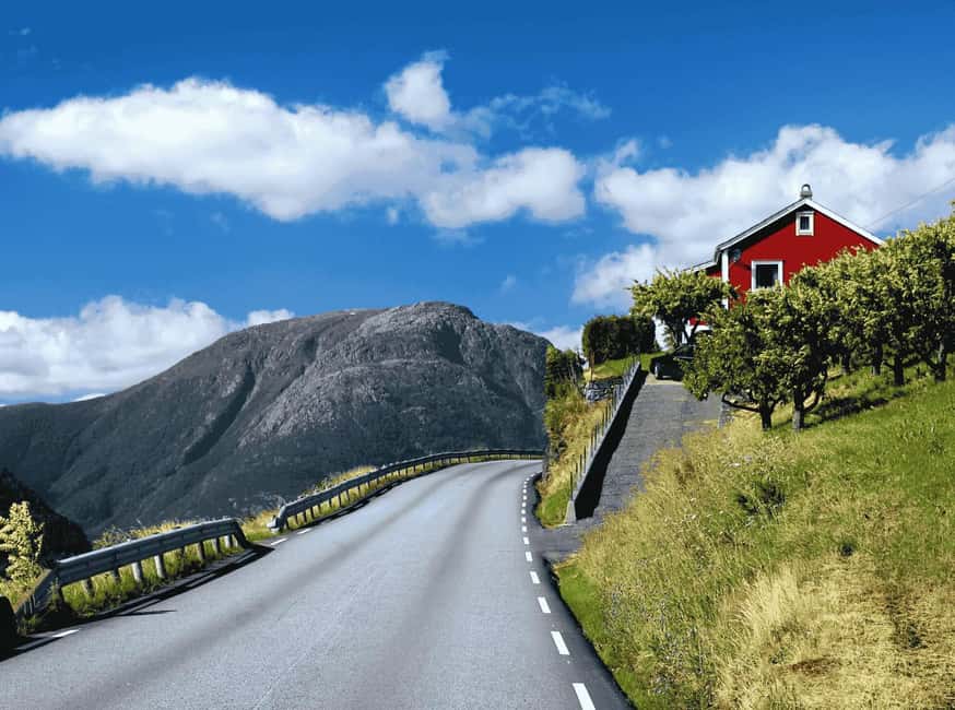 Guided tour: Hardangerfjord, Waterfalls and Ferry crossing - Road 550 and Herand slow the pace