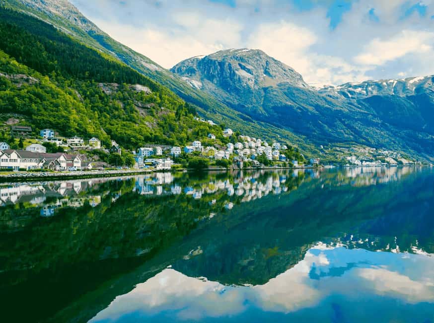 Guided tour: Hardangerfjord, Waterfalls and Ferry crossing - Why this route works so well from Bergen
