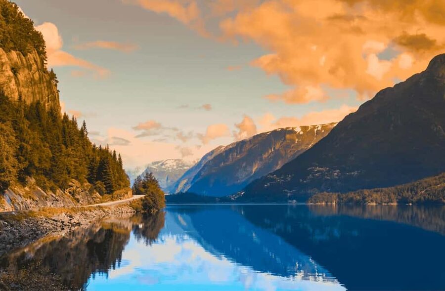 Guided tour: Hardangerfjord, Waterfalls and Ferry crossing - Mørkhølsfossen is small but peaceful
