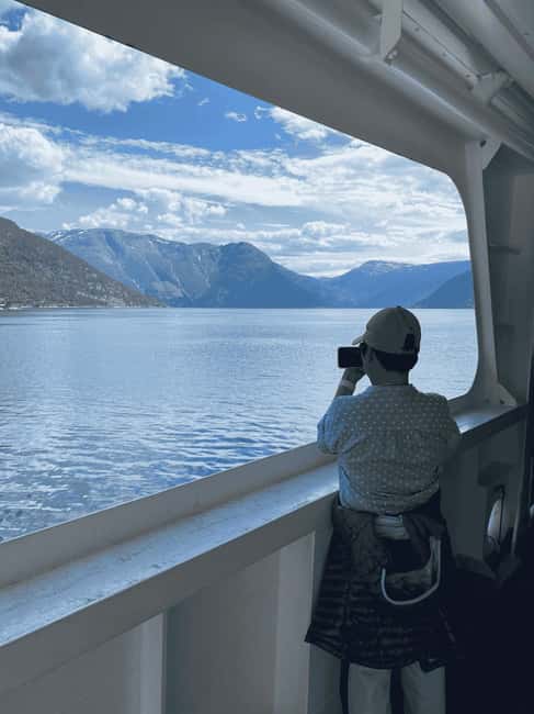 Guided tour: Hardangerfjord, Waterfalls and Ferry crossing - Fossen Bratte shows the power of a single drop