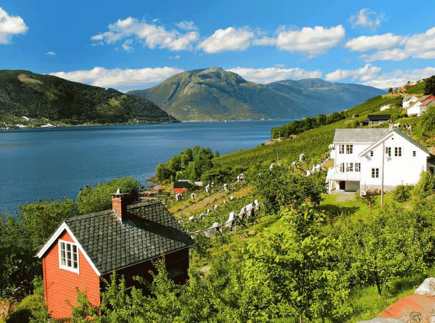 Guided tour: Hardangerfjord, Waterfalls and Ferry crossing - Steinsdalsfossen lets you walk behind the water