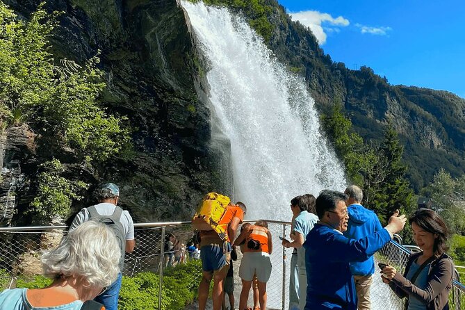 Guided tour to Hardangerfjord with Waterfalls and Ferry Crossing - The road from Utne to Jondal shows Hardanger’s fruit country