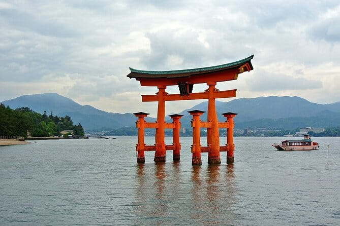 Hiroshima and Miyajima Day Trip with Itsukushima Shrine & Ferry - The guide experience and bilingual format