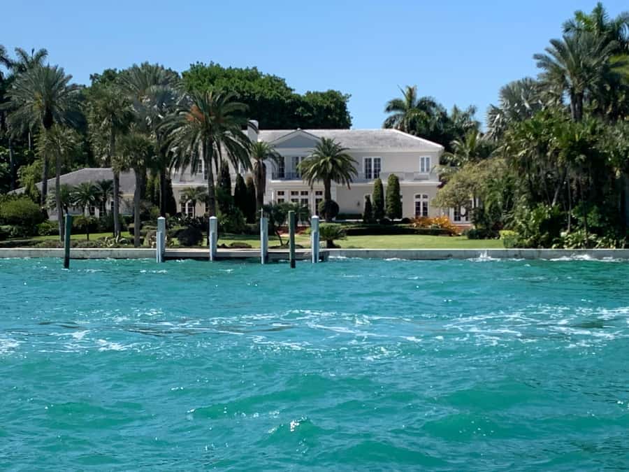 Hop-on Hop-off Water Taxi in Miami and Miami Beach - What this Miami water taxi actually does