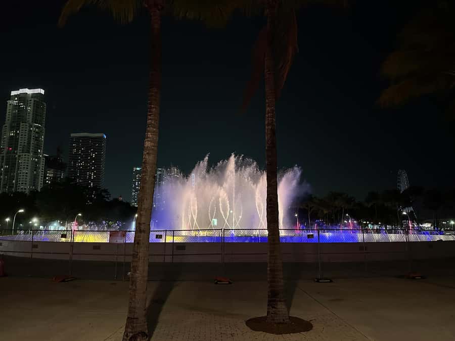 Hop-on Hop-off Water Taxi in Miami and Miami Beach - The Bayside Marketplace stop