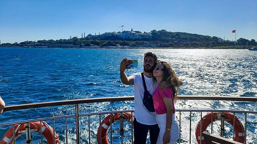 Istanbul: Asian Side Walking Tour with Ferry Ride - What the guide adds to the walk
