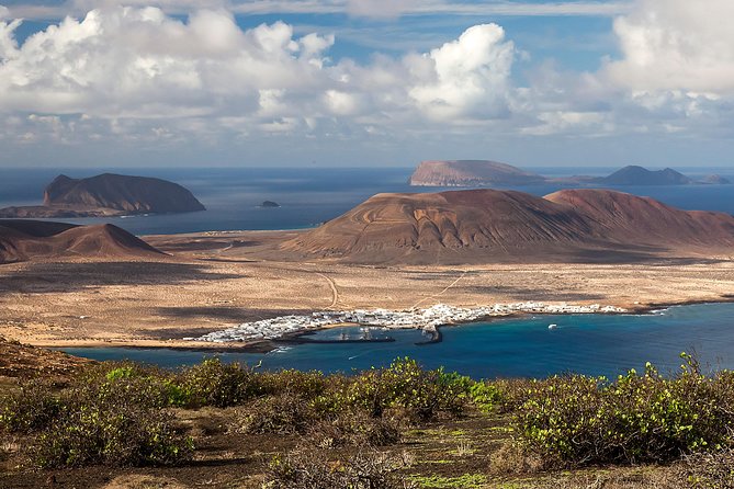 La Graciosa at your leisure (bus transfer and return ferry ticket) - From your Lanzarote pickup to Orzola