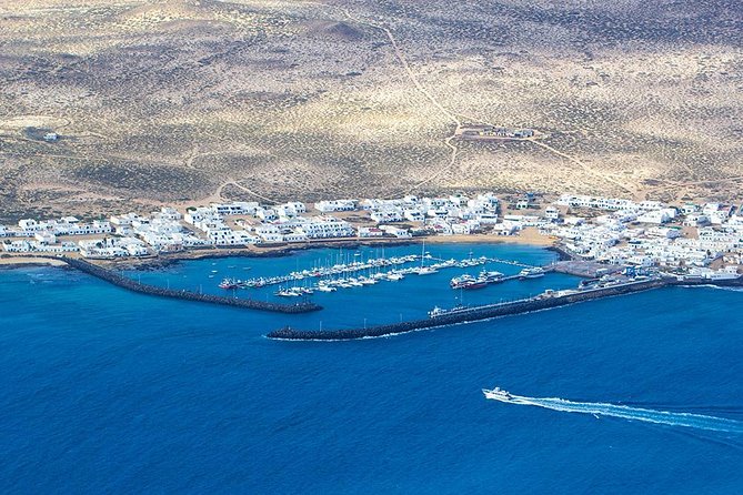 La Graciosa at your leisure (bus transfer and return ferry ticket) - The short Orzola ferry crossing