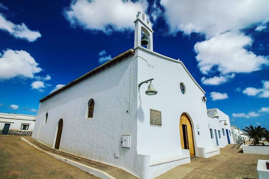 Lanzarote: Ferry to La Graciosa with Wi-Fi (free parking) - The 30-minute crossing to La Graciosa