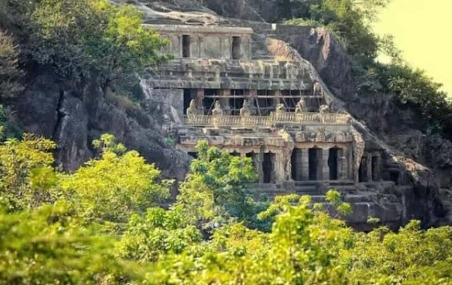 Mumbai: Elephanta Caves Guided Tour with Ferry & Lunch - Hotel pickup and the Gateway of India
