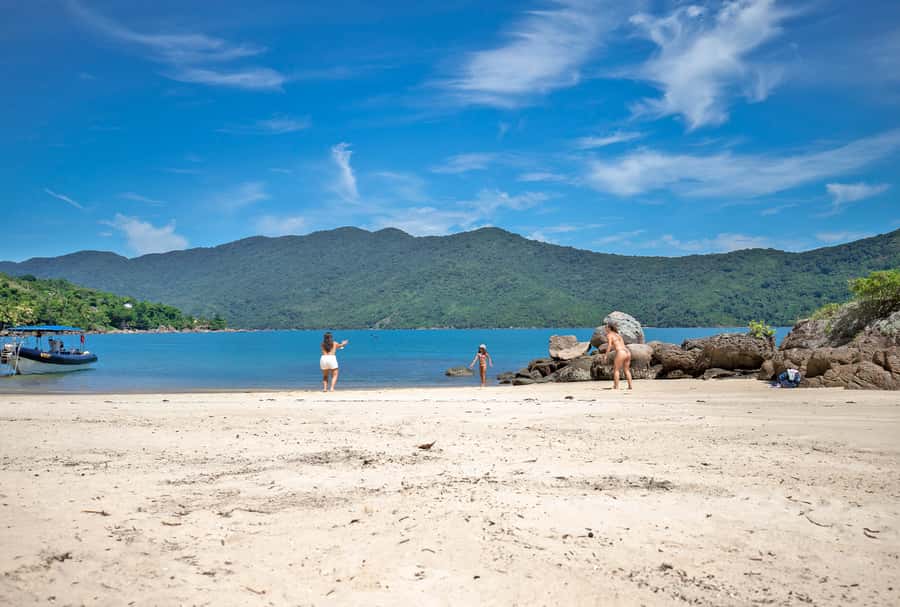 Paraty: Fast Boat Expedition to Saco do Mamangua - Racing across Paraty Bay