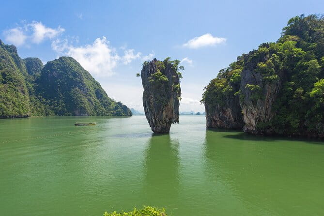 Premium Phi Phi Ferry: Island Tour & Lunch - Cruising toward Phi Phi Leh