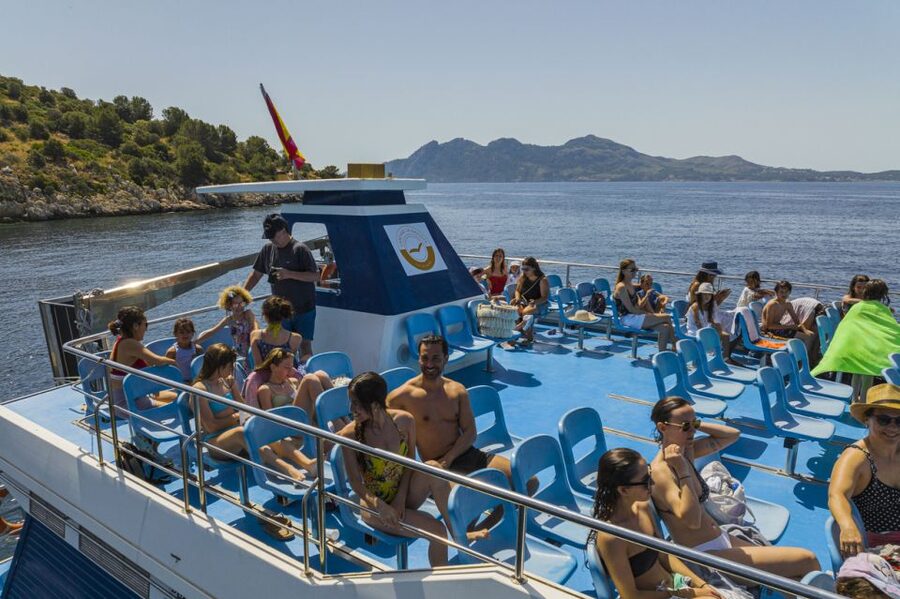 Puerto Pollença: Ferry to Formentor Beach - Finding shade, loungers, and lunch
