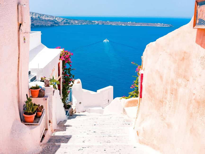 Santorini Guided Day Trip From Crete with Ferry Tickets - Guides make a real difference