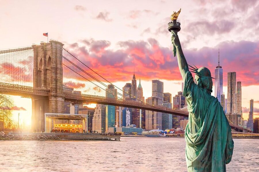Statue of Liberty & Ellis Island by Ferry with Private Guide - Meeting your guide at Castle Clinton