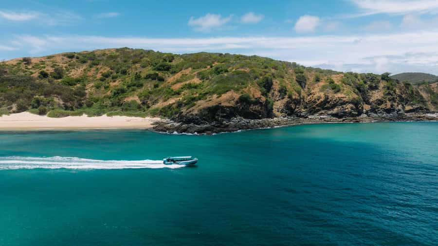 Yeppoon: Great Keppel Island Fast Boat Snorkel & Lunch Tour - How the crew shapes the day