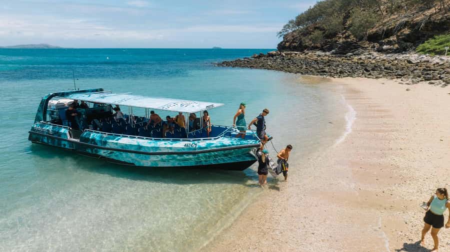 Yeppoon: Great Keppel Island Fast Boat Snorkel & Lunch Tour - Cruising through the Keppel Islands